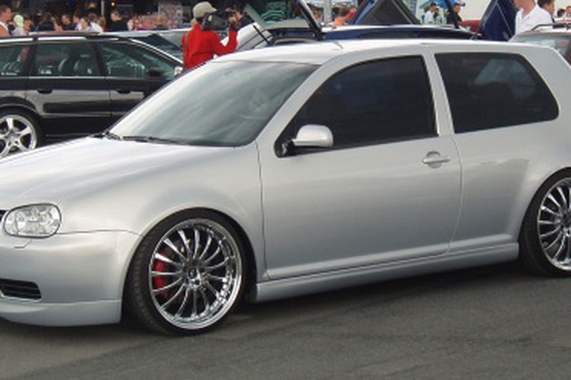 VW MK4 GTI with Votex style side skirts installed