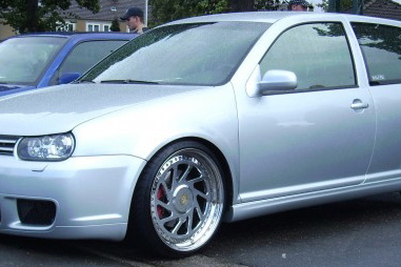 Volkswagen MK4 GTI with Votex style side skirts installed