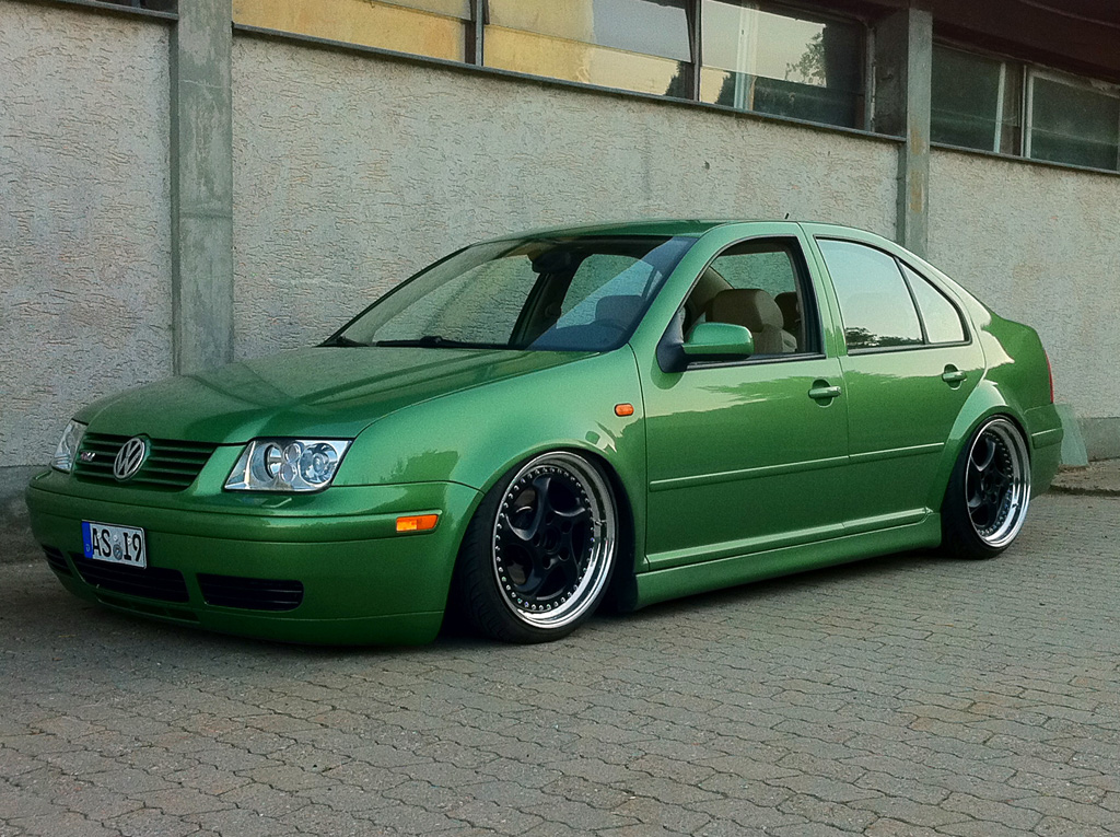 Green Volkswagen MK4 Jetta / Bora with Bora R style side skirts