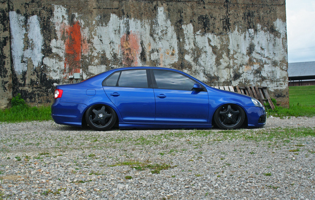Blue Volkswagen MK5 Jetta with OptikWerks Votex side skirts installed