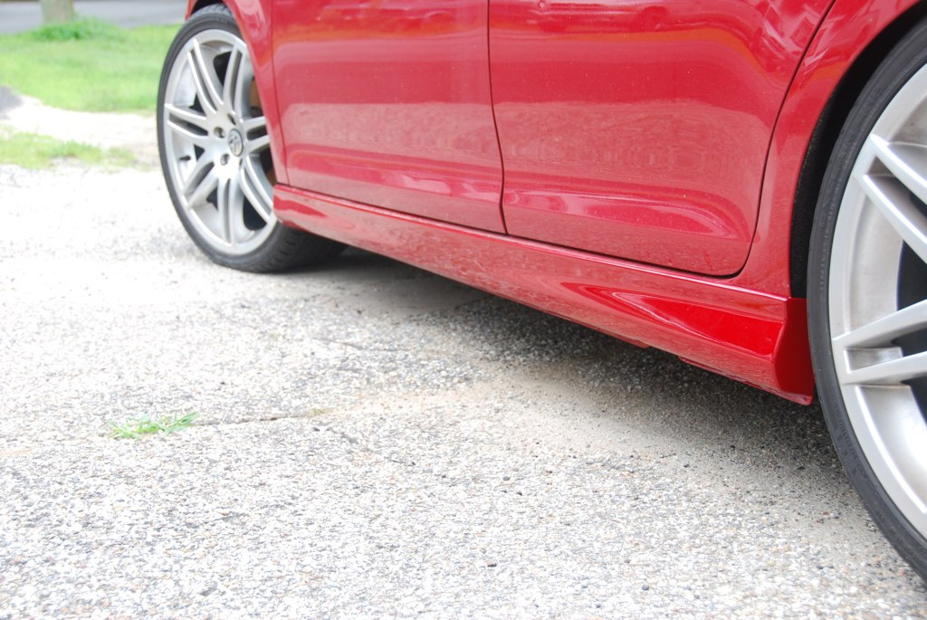 Close-up of MK5 Jetta Votex style side skirt fitment