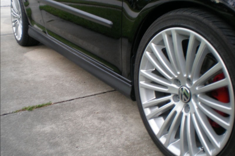 Close-up of OptikWerks textured Votex side skirt fitment for Volkswagen MK5 Jetta