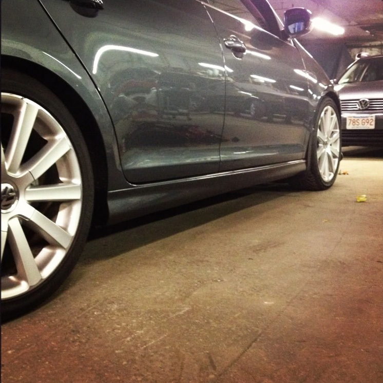 Close-up of Volkswagen Jetta SportWagen full-length Votex style side skirt along rocker